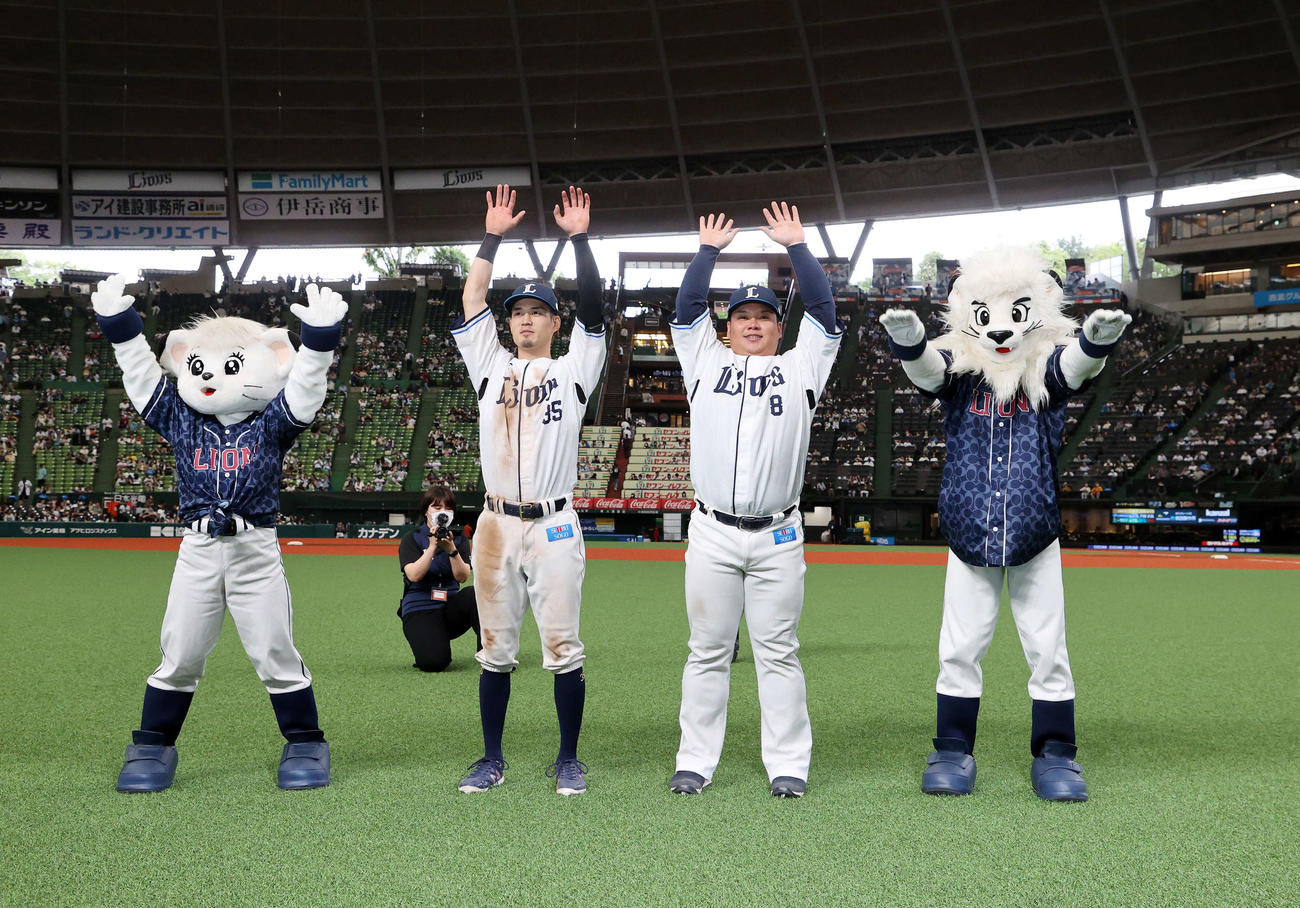 西武対オリックス　勝利しファンと喜ぶ西武若林（左）と渡部（撮影・鈴木正人）