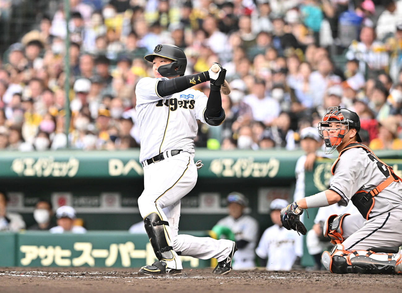 阪神対巨人　7回裏阪神1死満塁、大山は2点適時二塁打を放つ（撮影・滝沢徹郎）