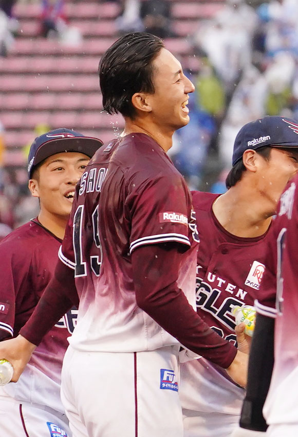 楽天対日本ハム　日本ハムにサヨナラ勝ちしチームメートに水をかけられびしょ濡れになる楽天荘司（撮影・横山健太）