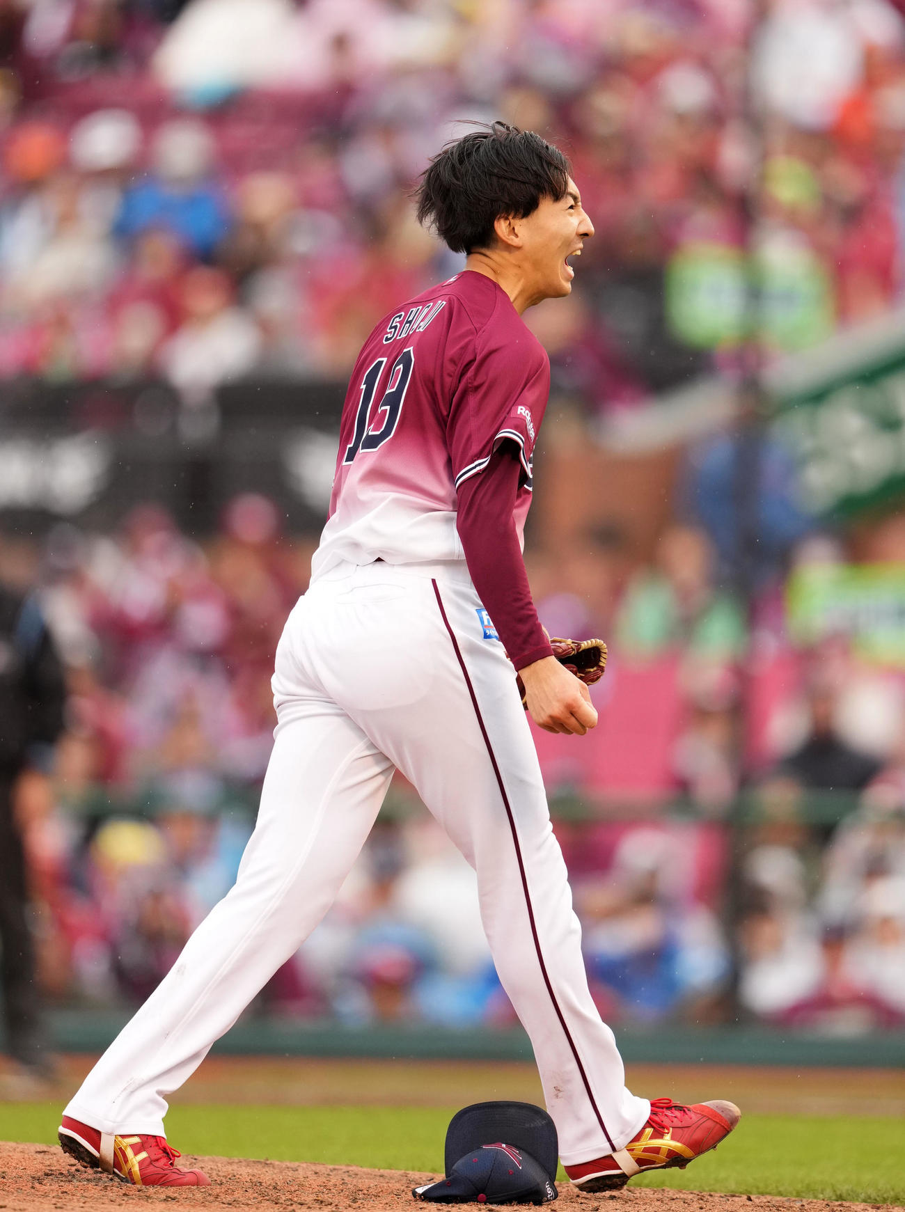 楽天対日本ハム　9回表を3者連続三振に抑え雄たけびを上げる楽天荘司（撮影・横山健太）