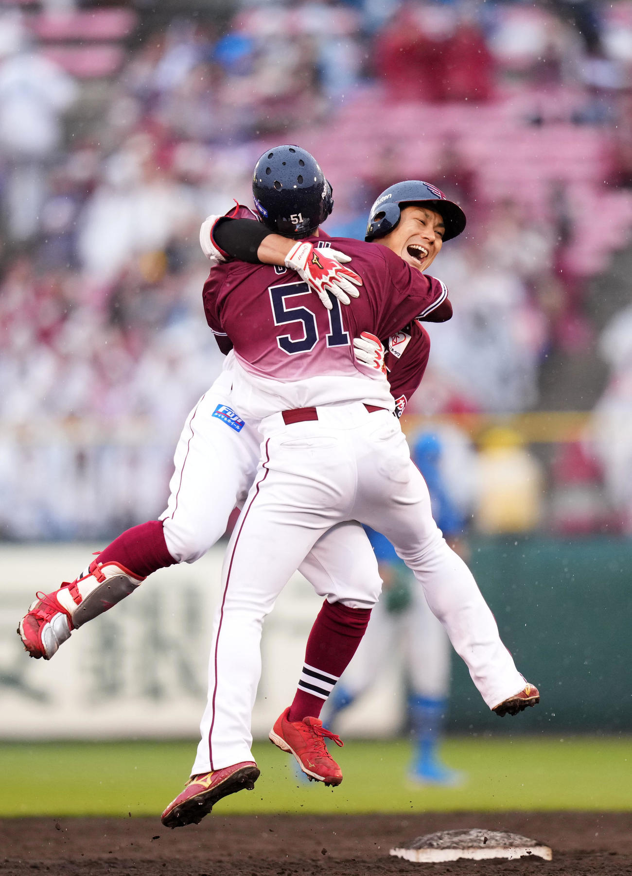 楽天対日本ハム　12回裏楽天1死二、三塁、サヨナラとなる左越え適時打を放ち小郷（手前）と抱き合う岡島（撮影・横山健太）