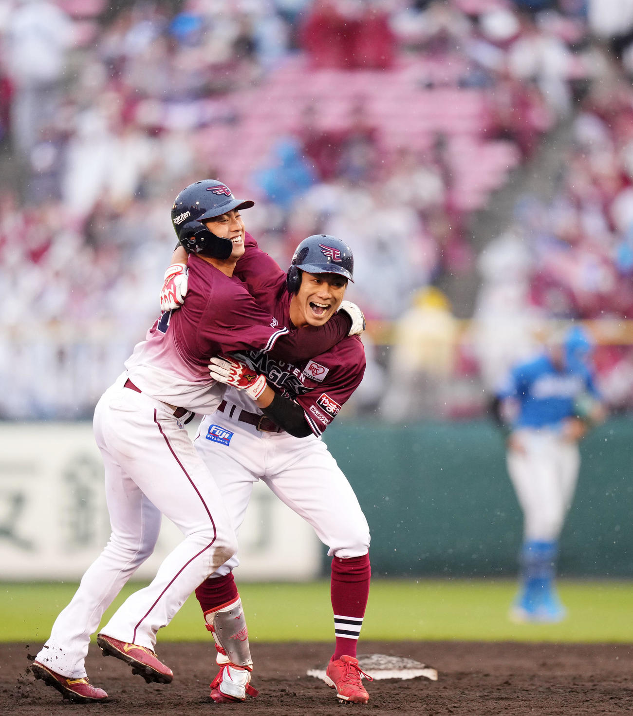 楽天対日本ハム　12回裏楽天1死二、三塁、サヨナラとなる左越え適時打を放ち小郷（左）と抱き合う岡島（撮影・横山健太）