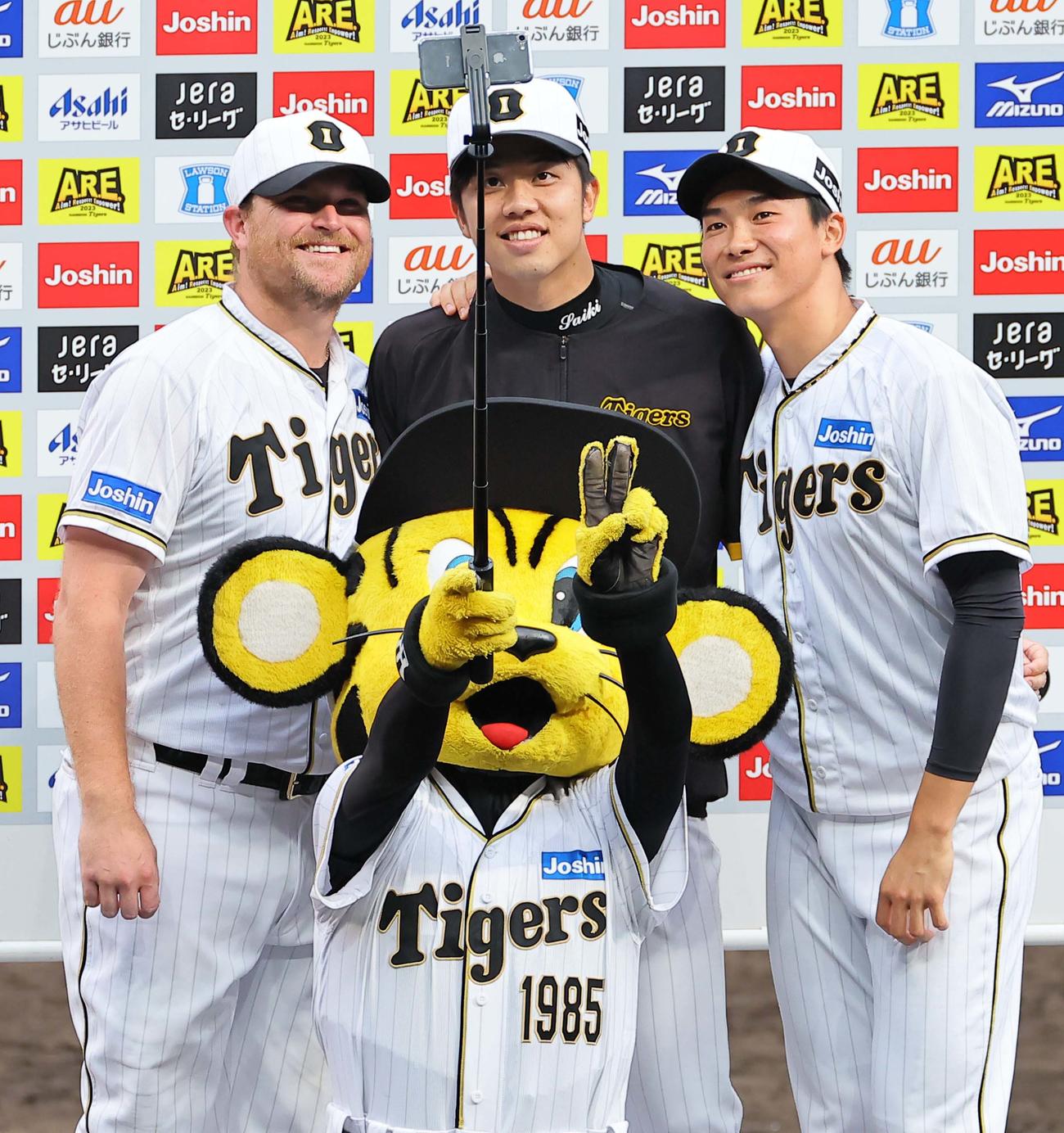 阪神対巨人　お立ち台でトラッキーと記念撮影をする左からノイジー、才木、湯浅（撮影・上田博志）