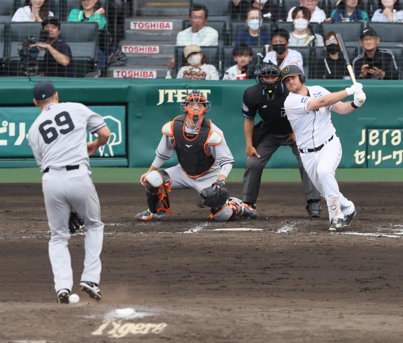 阪神対巨人　7回裏阪神1死満塁、ノイジーは中前勝ち越し適時打を放つ（撮影・上山淳一）