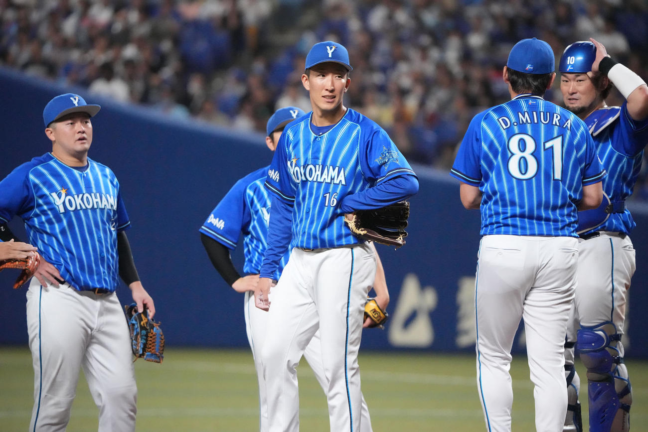 中日対DeNA 9回裏中日2死一、三塁、マウンドを降りる大貫（中央）（撮影・森本幸一）