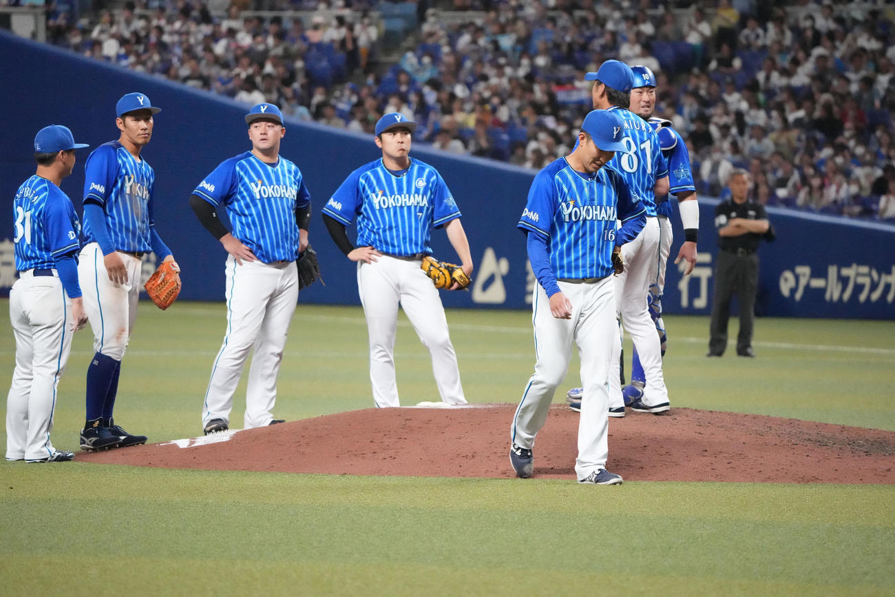 中日対DeNA 9回裏中日2死一、三塁、マウンドを降りる大貫（手前・右）（撮影・森本幸一）