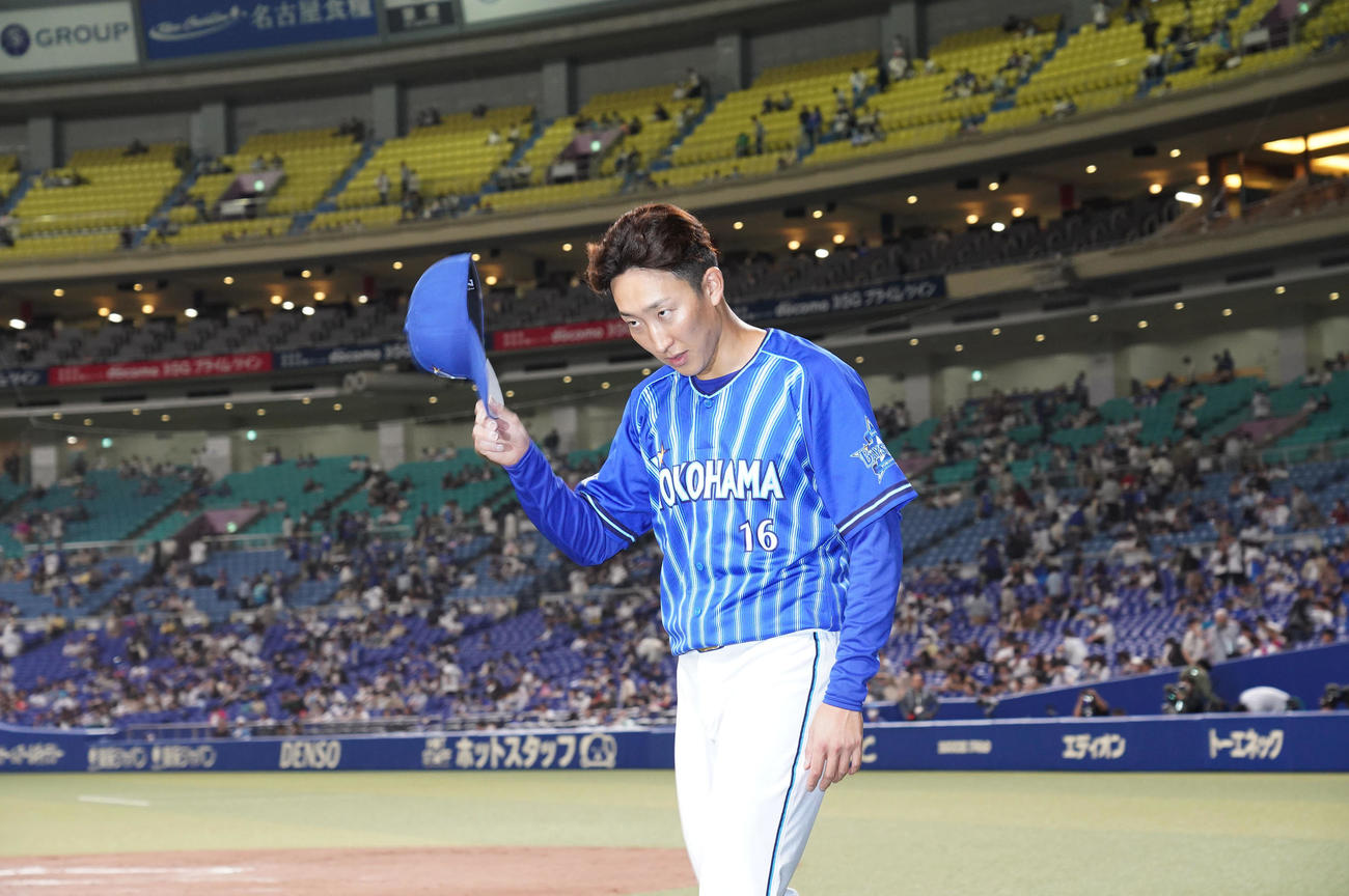 中日対DeNA　ヒーローインタビューを終えファンに一礼する大貫（撮影・森本幸一）