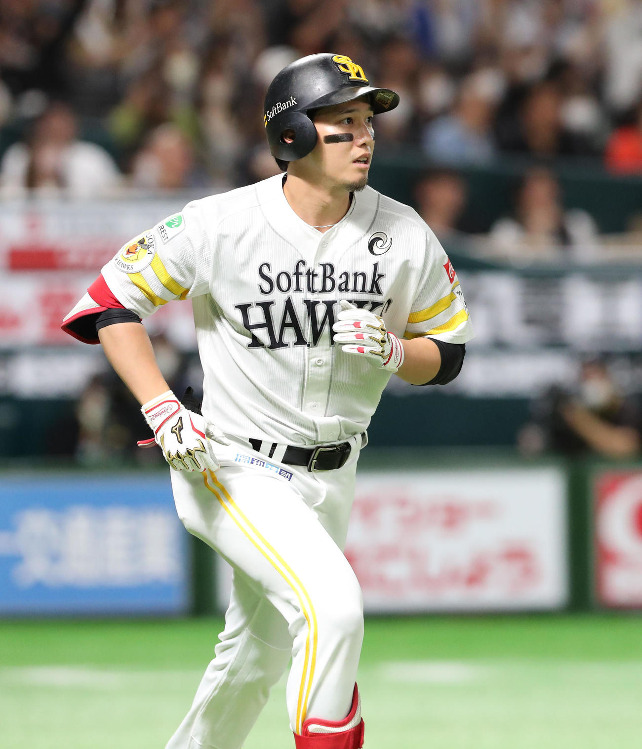 ソフトバンク対ロッテ　9秋裏ソフトバンク1死一、二塁、栗原は右越えに3点本塁打を放つ（撮影・梅根麻紀）