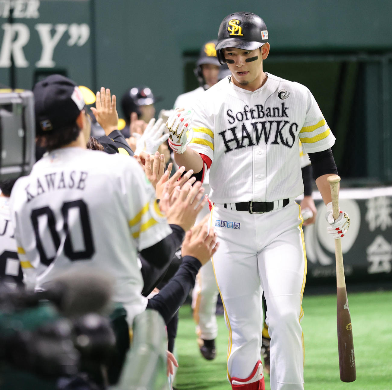 ソフトバンク対ロッテ　9回裏ソフトバンク1死一、二塁、栗原は右越えに3点本塁打を放つ（撮影・梅根麻紀）