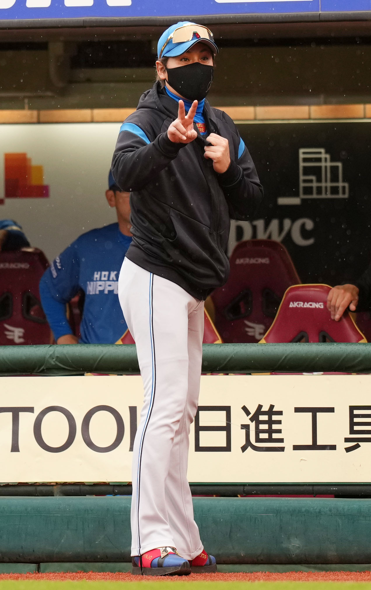 楽天対日本ハム　9回裏楽天1死満塁、小郷の中犠飛の場面でリプレー検証を要求する新庄監督（撮影・横山健太）