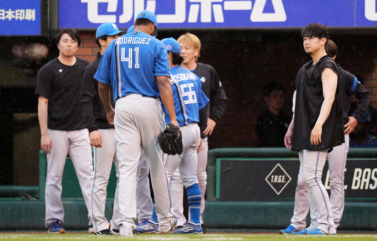 楽天対日本ハム　楽天にサヨナラ負けし引き揚げる日本ハムロドリゲス（手前）（撮影・横山健太）