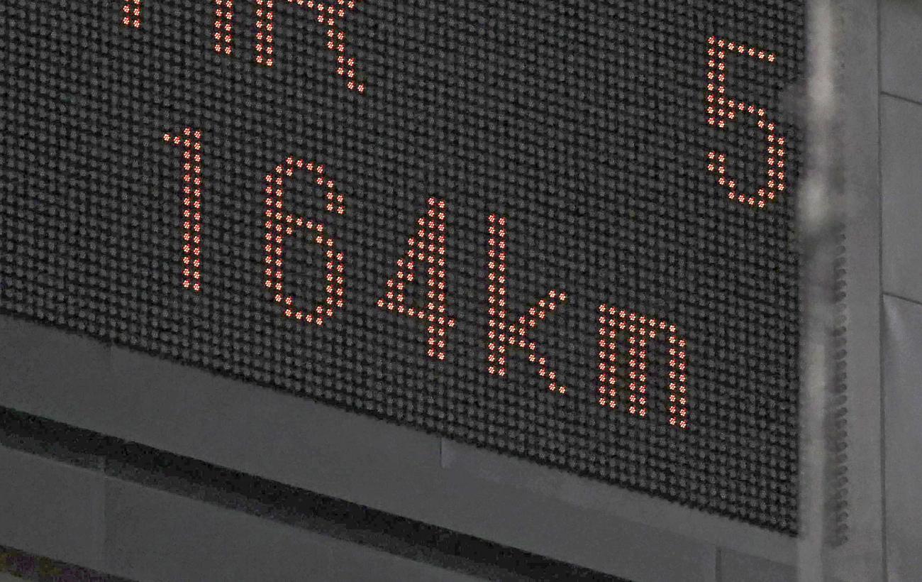 2回、ロッテ佐々木朗の球速164キロを示すスコアボード（共同）