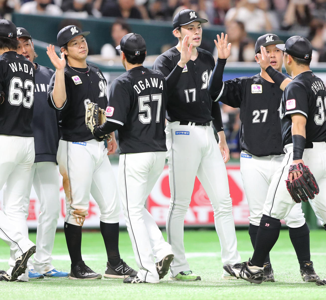 ソフトバンク対ロッテ　勝利投手となった佐々木と中村奨はナインを出迎える（撮影・梅根麻紀）