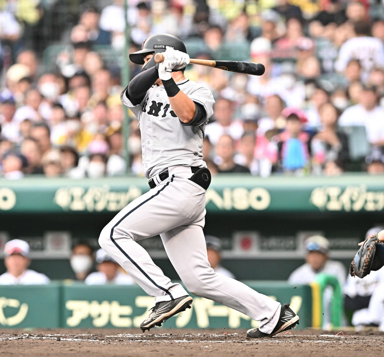 阪神対巨人　8回表巨人無死、萩尾はプロ初安打となる左前打を放つ（撮影・滝沢徹郎）