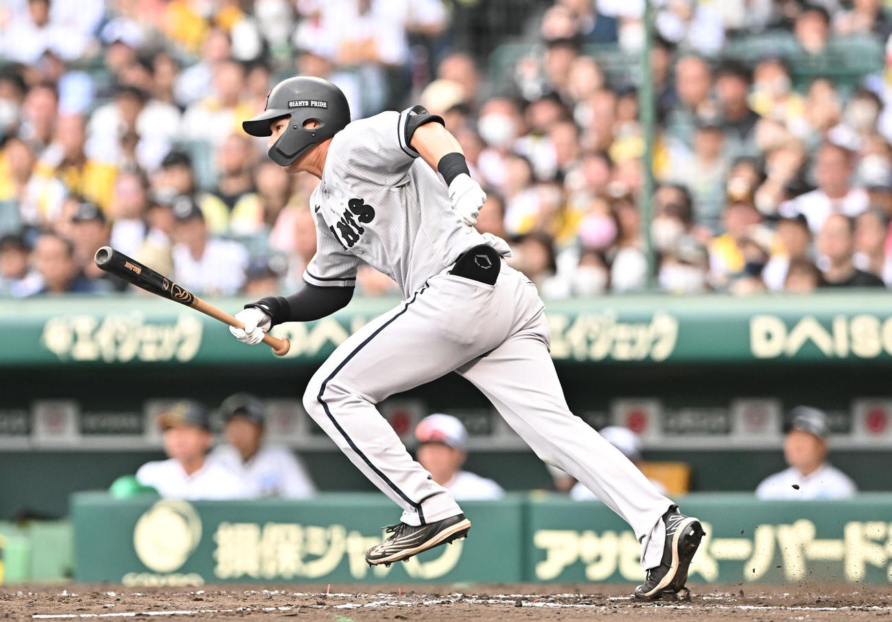 阪神対巨人　8回表巨人無死、萩尾はプロ初安打となる左前打を放つ（撮影・滝沢徹郎）