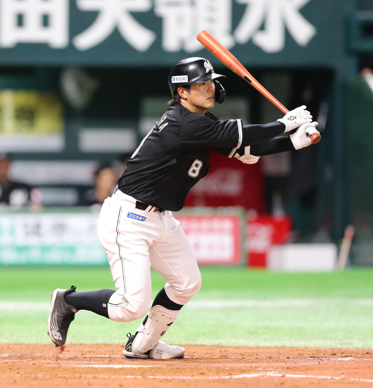 ソフトバンク対ロッテ　2回表ロッテ2死一、二塁、中村は左前適時打を放つ（撮影・梅根麻紀）
