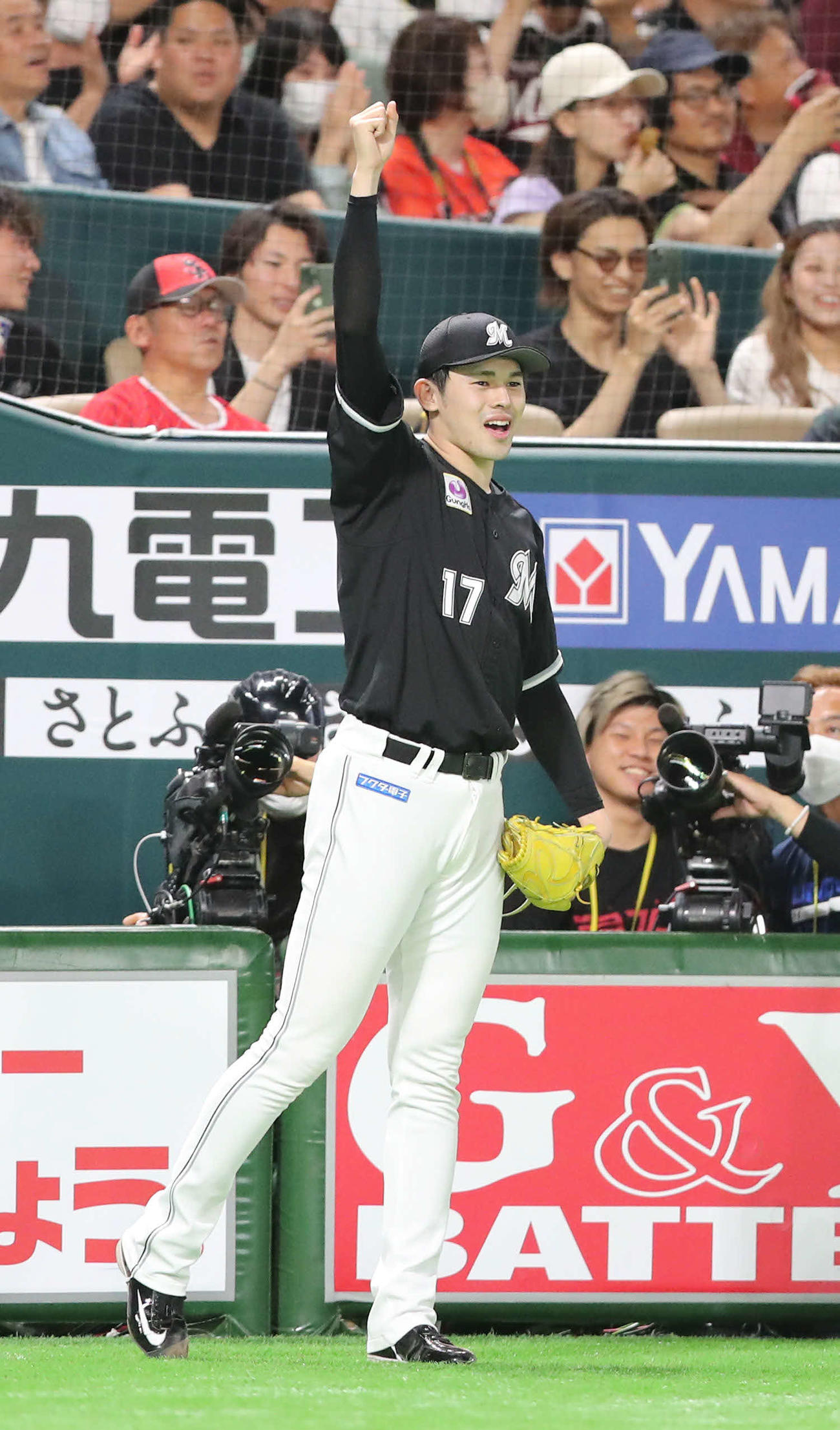 ソフトバンク対ロッテ　1回表ロッテ1死一塁、中村奨の先制2点本塁打で喜ぶ佐々木朗（撮影・梅根麻紀）