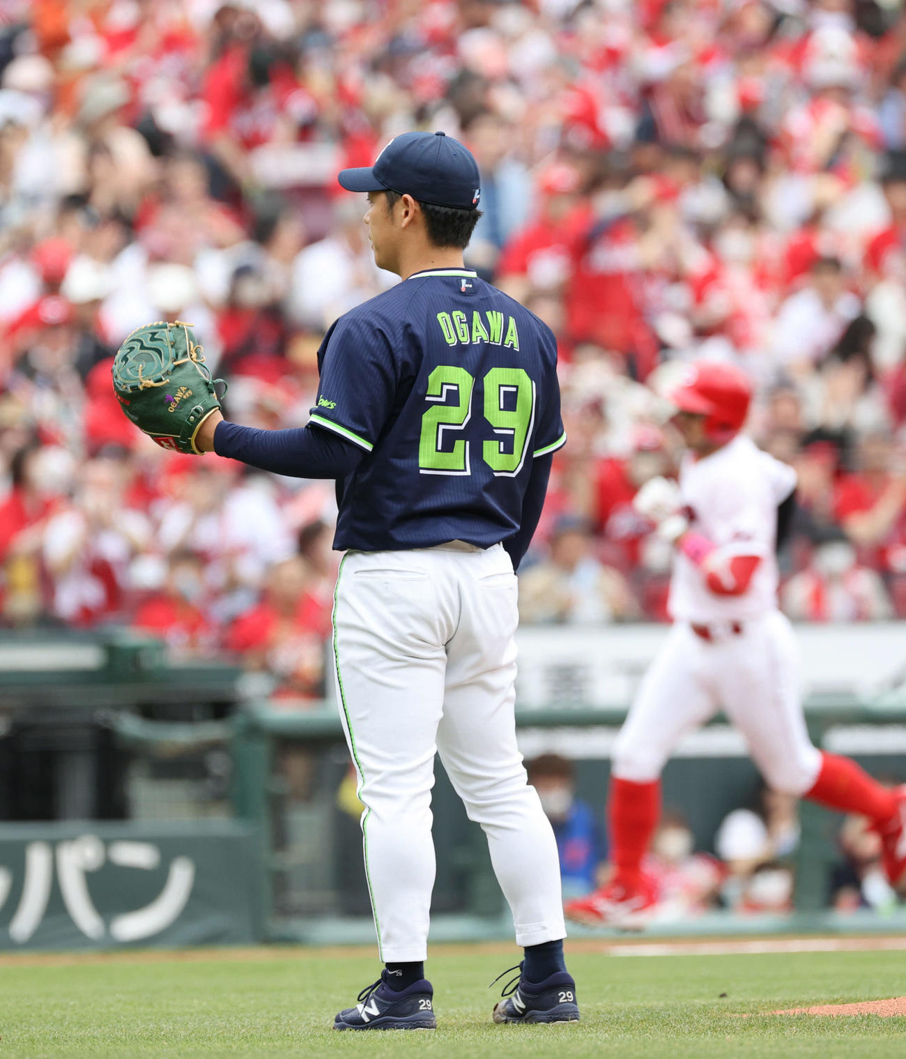 広島対ヤクルト　1回裏広島無死、菊池に先制左越え本塁打を浴びた小川（撮影・加藤孝規）