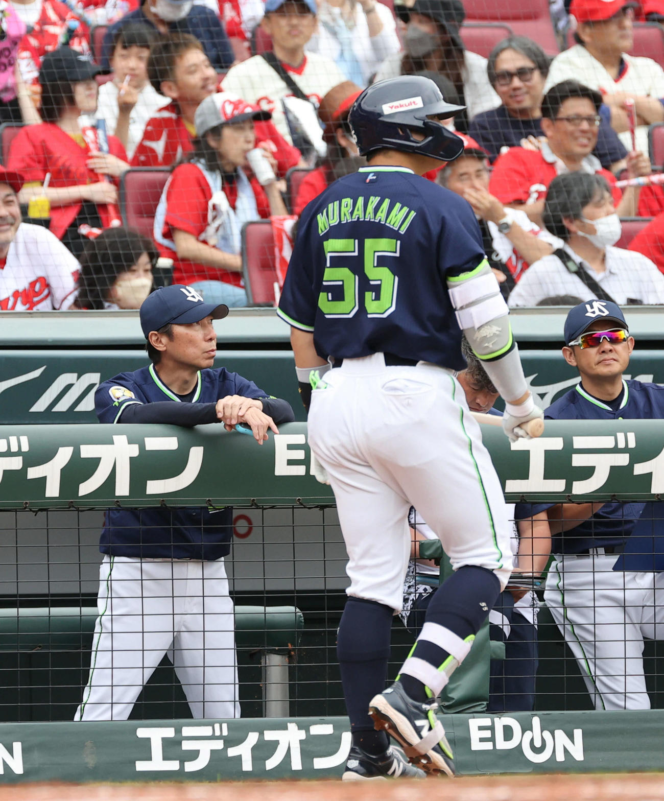広島対ヤクルト　4回表ヤクルト1死一塁、村上は中飛。左は高津監督（撮影・加藤孝規）