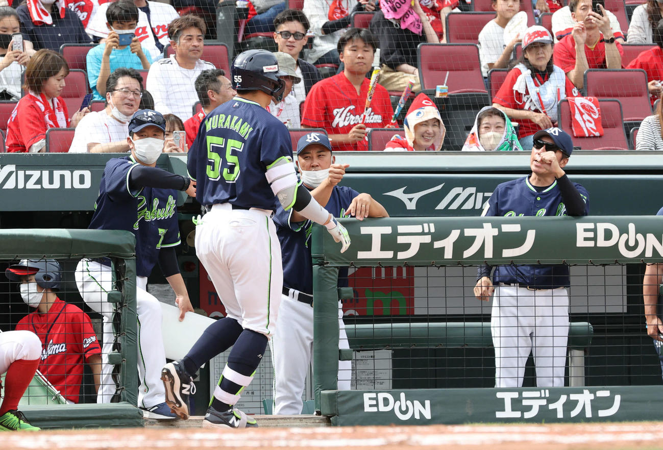 広島対ヤクルト　7回表ヤクルト無死、左越え本塁打を放った村上宗隆を迎える高津監督（右）（撮影・加藤孝規）
