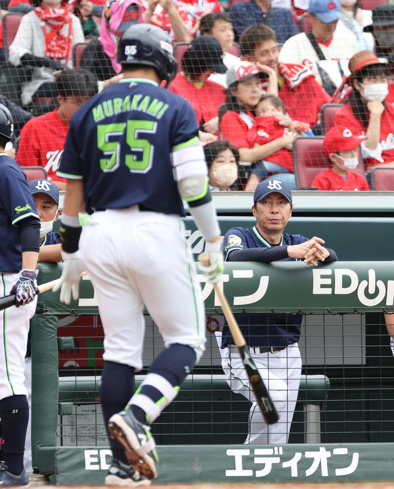 広島対ヤクルト　2回表ヤクルト無死、三振した村上（左）と高津監督（撮影・加藤孝規）