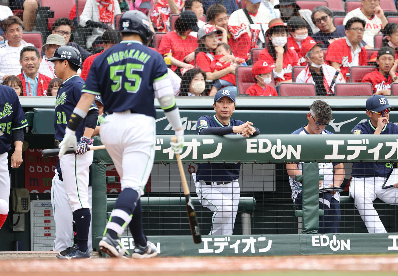 広島対ヤクルト　2回表ヤクルト無死、三振した村上（左）と高津監督（撮影・加藤孝規）