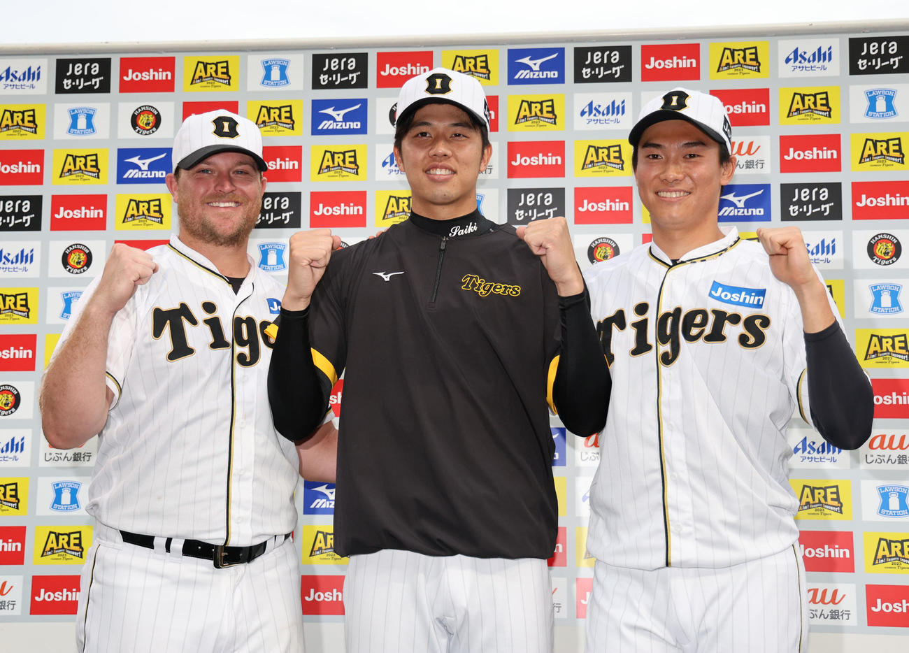 阪神対巨人　巨人に3連勝し、お立ち台で笑顔を見せる（左から）阪神ノイジー、才木、湯浅（撮影・藤尾明華）
