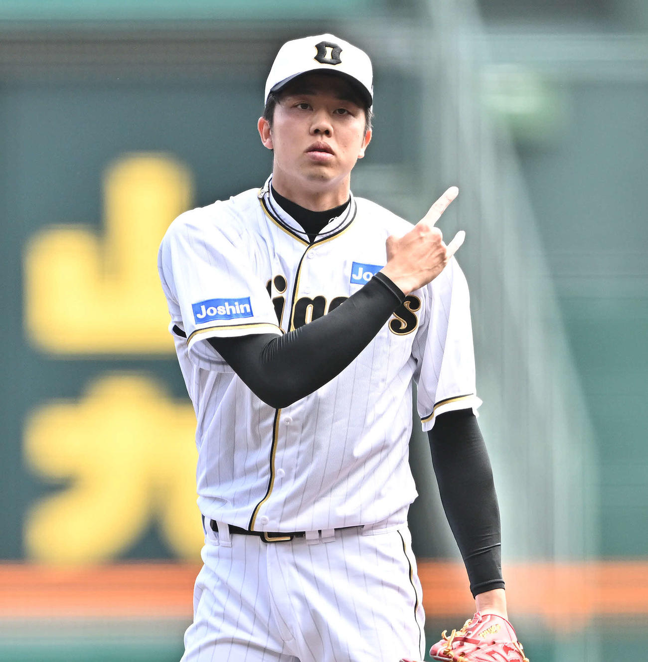 阪神対巨人　ナインとアウトカウントを確認する阪神先発の才木（撮影・滝沢徹郎）