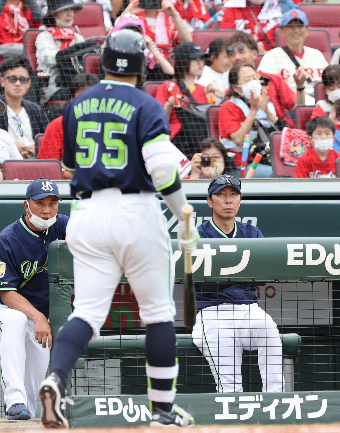 広島対ヤクルト　9回表ヤクルト無死、三振の村上（左手前）と高津監督（右）（撮影・加藤孝規）