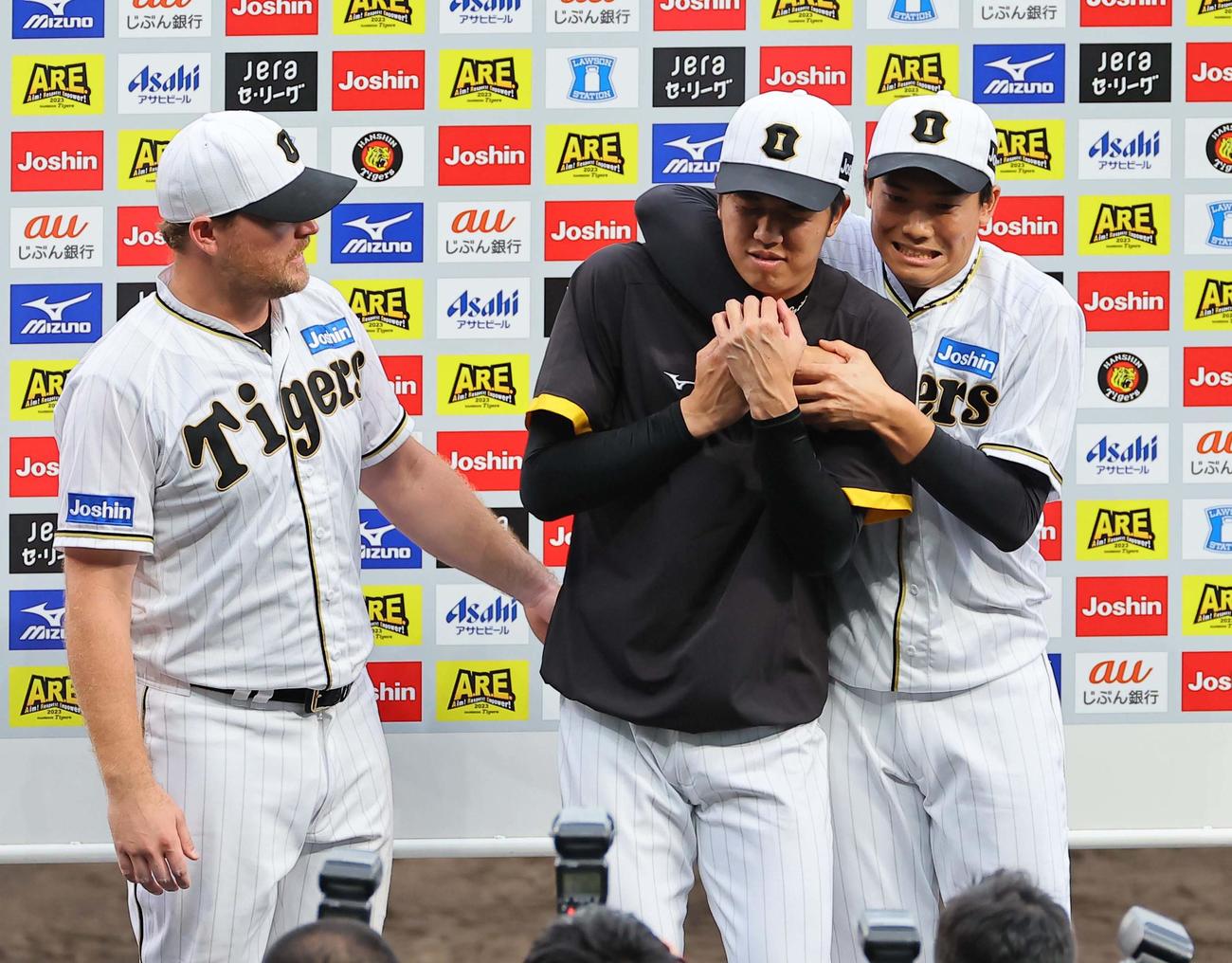 阪神対巨人　お立ち台で才木（中央）とじゃれあう湯浅。左はノイジー（撮影・上田博志）