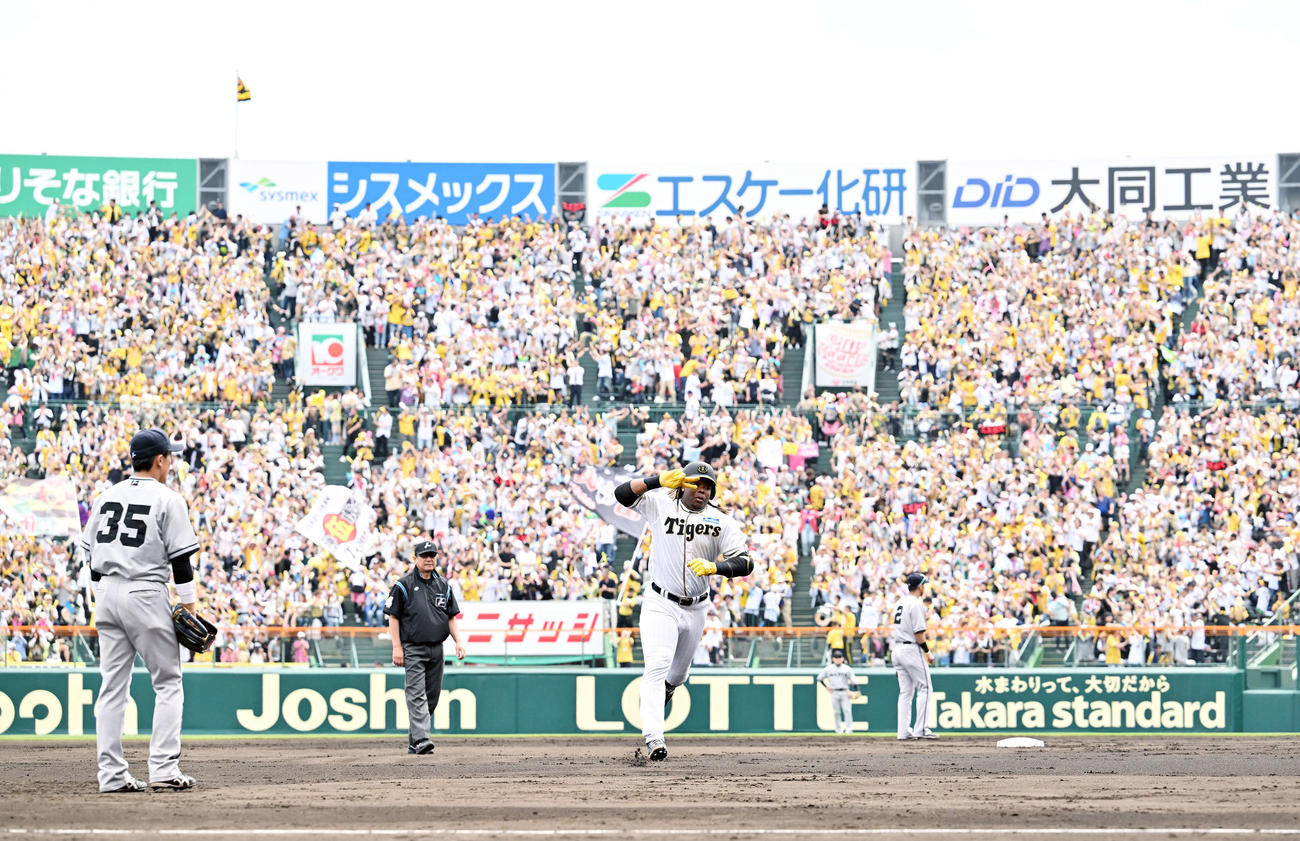 阪神対巨人　4回裏阪神2死、先制ソロ本塁打を放ったミエセスはダイヤモンドを1周する（撮影・滝沢徹郎）