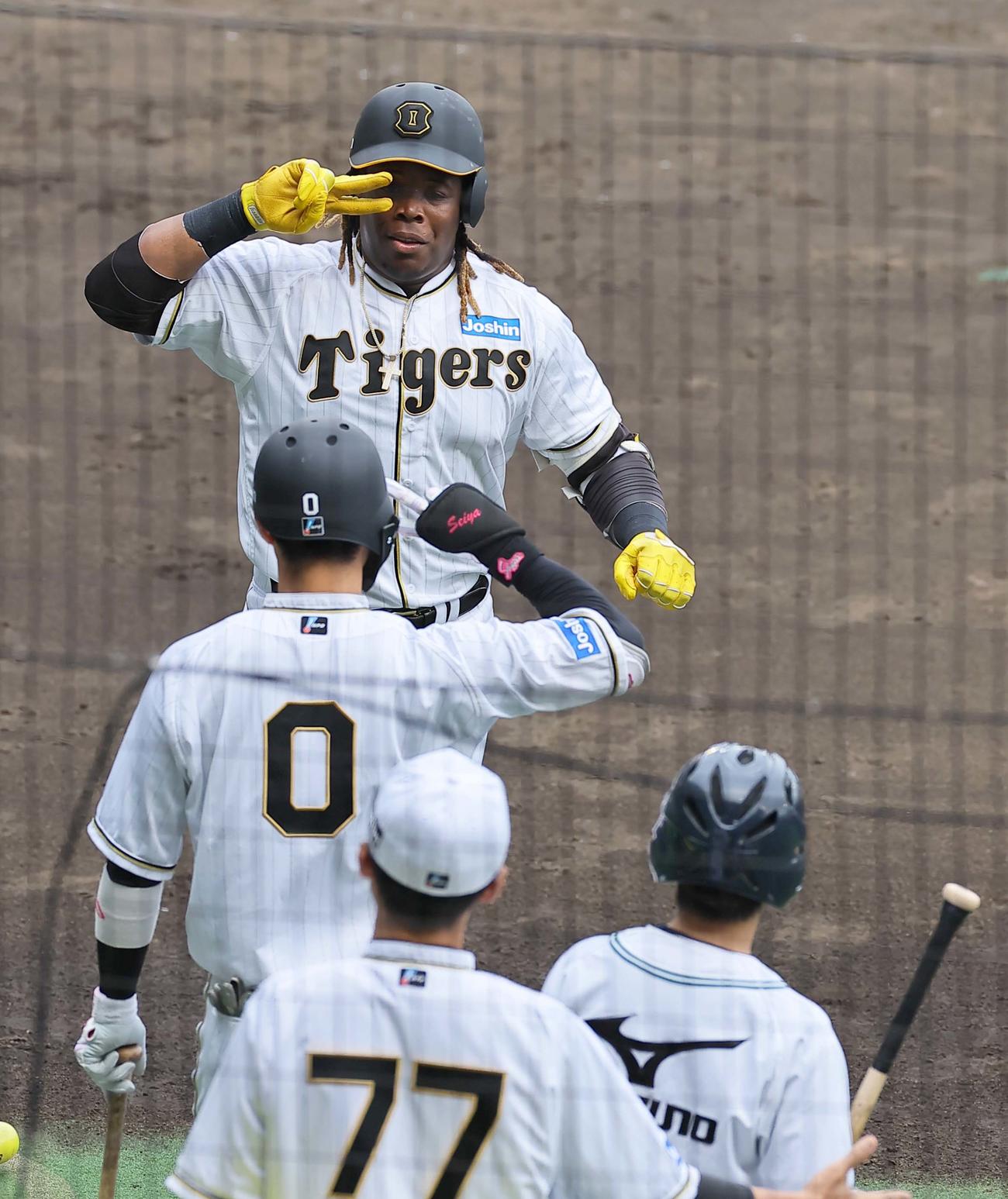 阪神対巨人　4回裏阪神2死、ミエセスは左越え先制本塁打を放ちギャルピースを決める（撮影・上田博志）