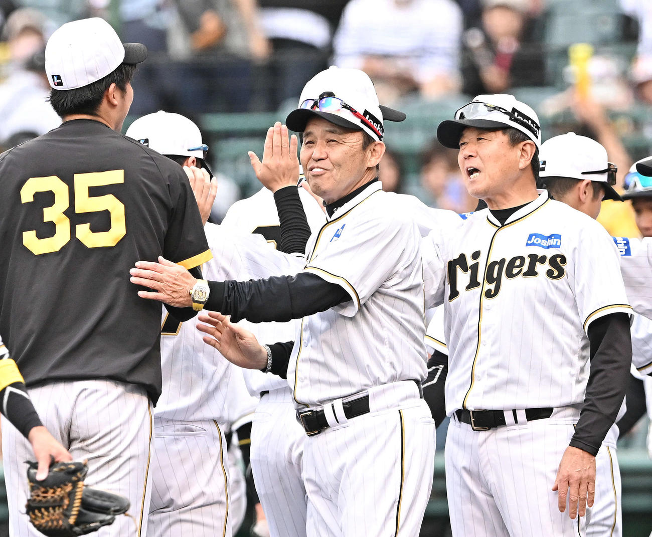 阪神対巨人　試合後、勝利投手の阪神才木（背番号35）をねぎらう岡田監督（前列中央）（撮影・滝沢徹郎）