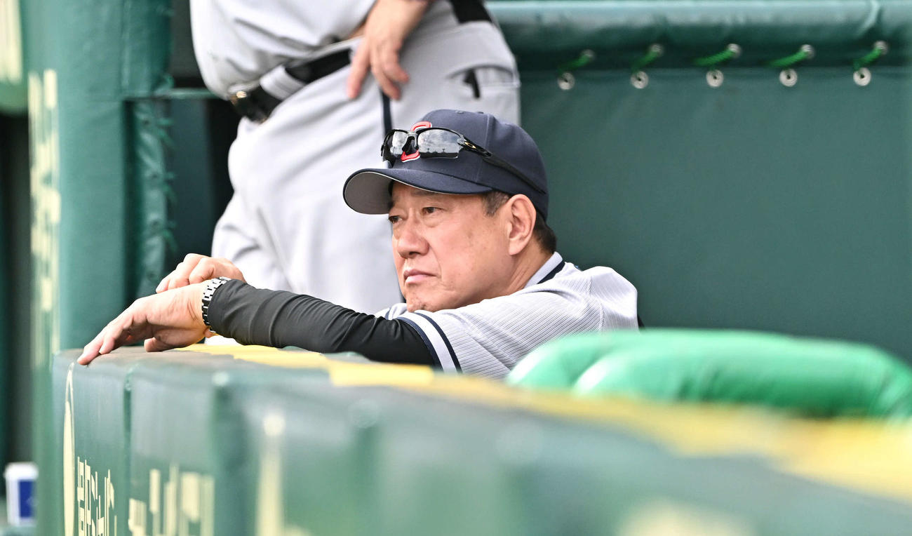 阪神対巨人　ベンチで浮かない表情の巨人原監督（撮影・滝沢徹郎）