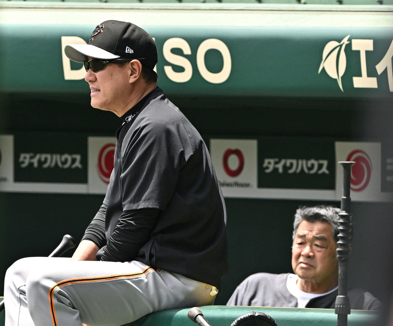 阪神対巨人　試合前練習で巨人原監督（手前）は川藤氏と話す（撮影・滝沢徹郎）