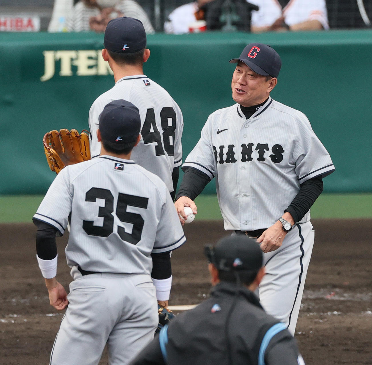阪神対巨人　7回裏阪神無死一、二塁、原監督は交代の田中千の元へ向かう（撮影・上山淳一）