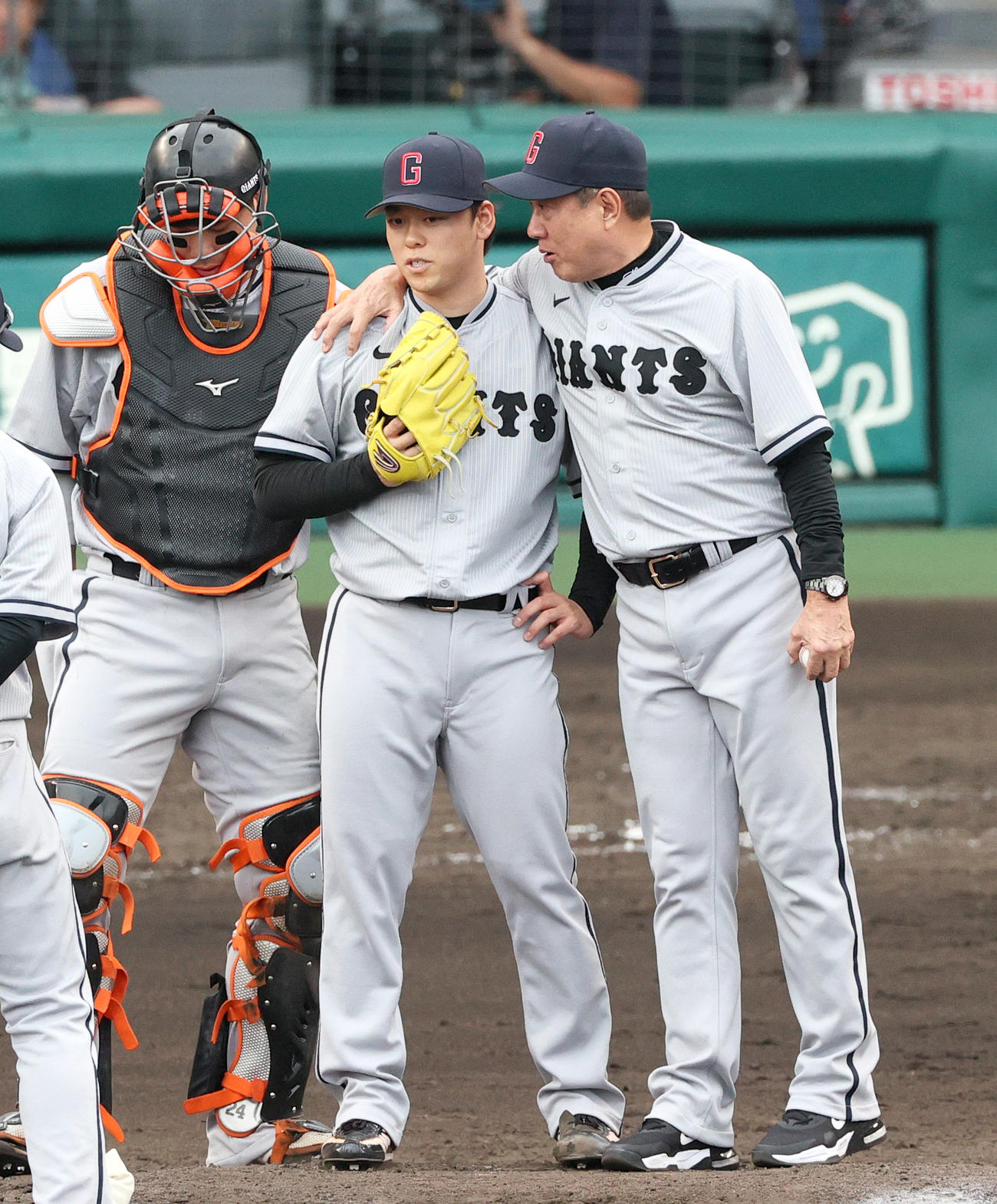 阪神対巨人　7回裏阪神1死一、二塁、原監督（右）は交代の高梨の肩を抱き話す（撮影・上山淳一）