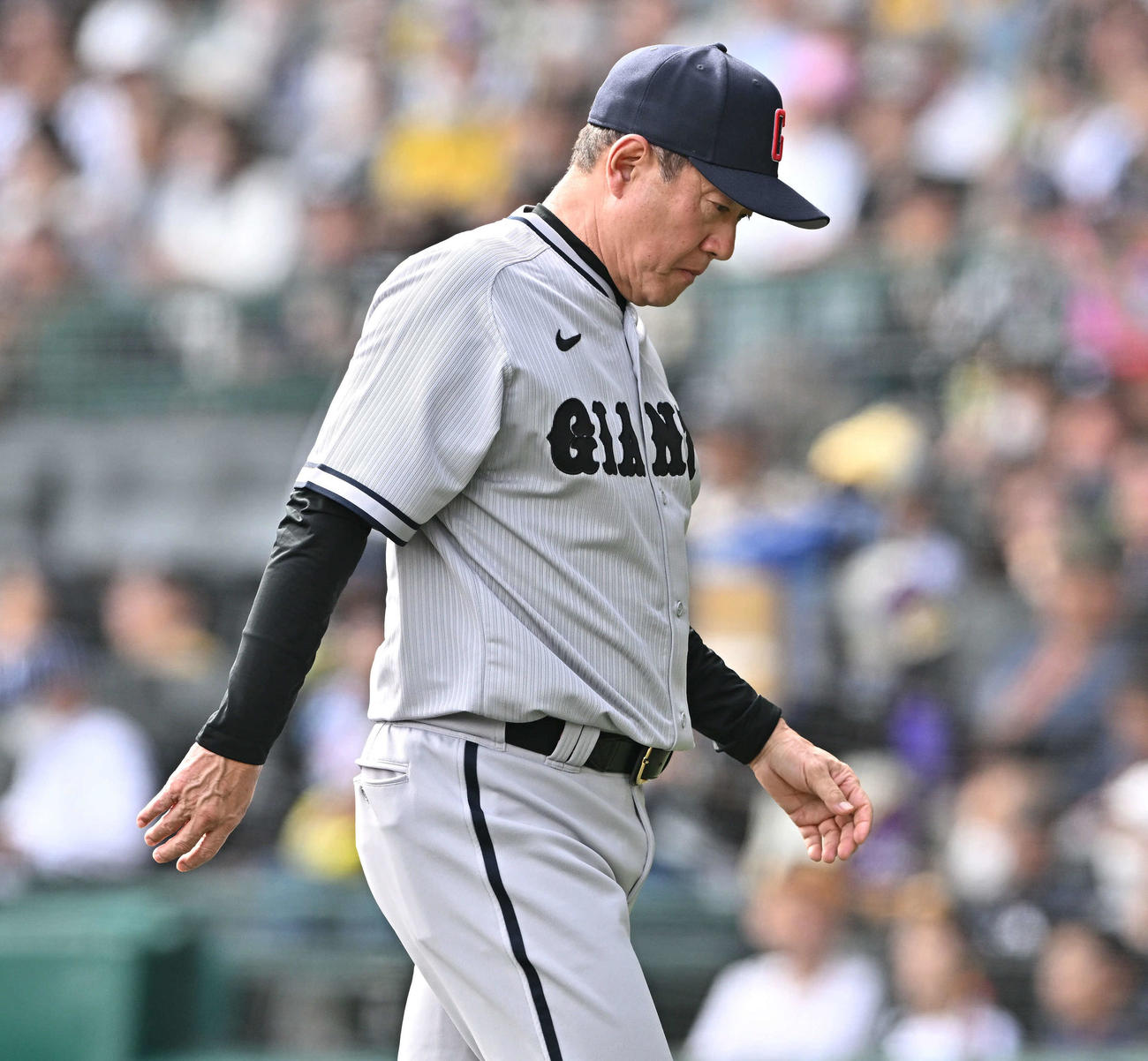 阪神対巨人　交代を告げ浮かない表情で引き揚げる巨人原監督（撮影・滝沢徹郎）