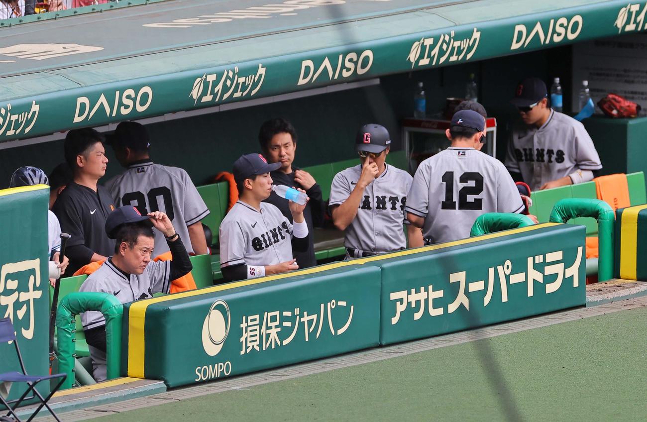 阪神対巨人　阪神に勝ち越された原監督（左）はベンチで渋い表情を見せる（撮影・上田博志）
