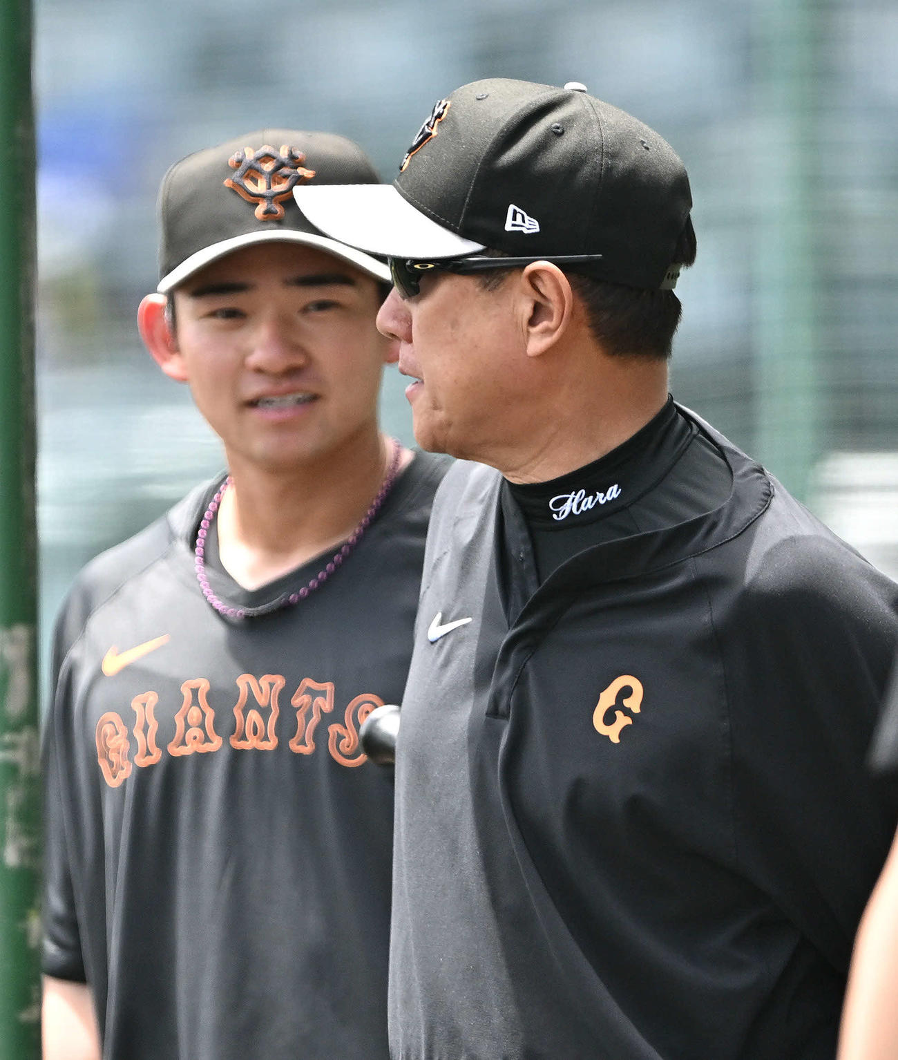 阪神対巨人　試合前練習で1軍に合流した巨人萩尾（後方）と話す原監督（撮影・滝沢徹郎）