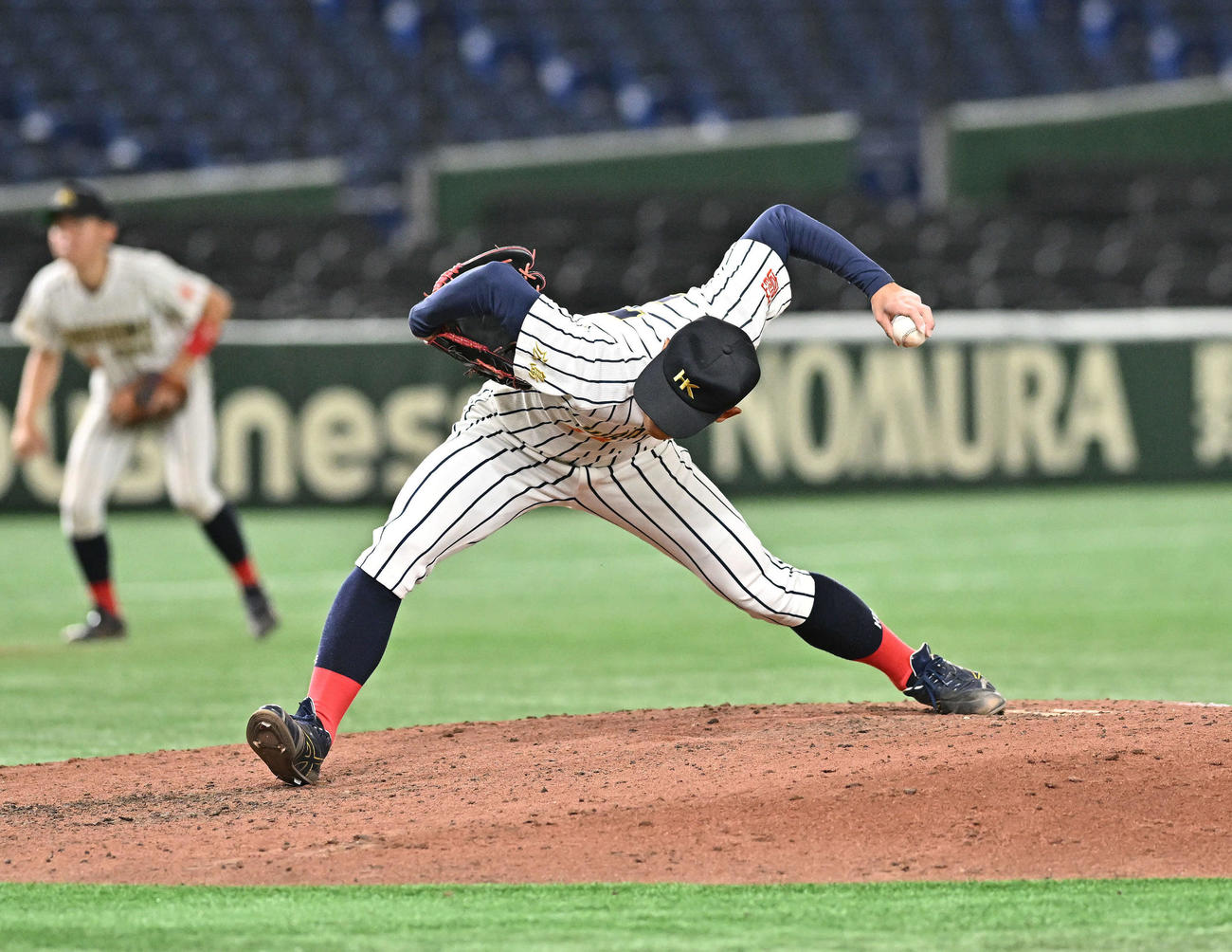 国際武道大対広島経大　広島経大4番手で投球する根本（撮影・滝沢徹郎）
