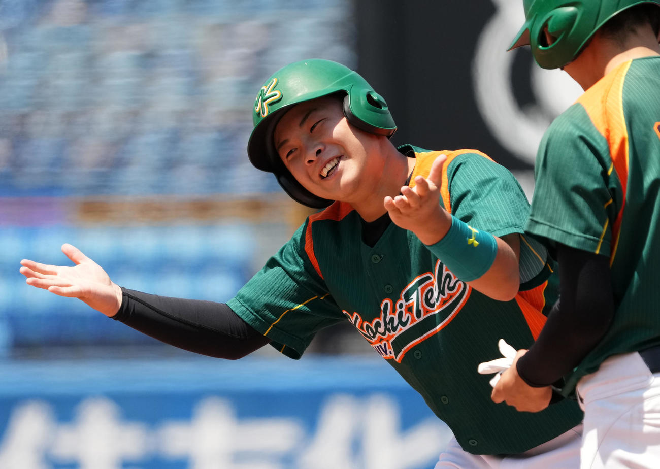 高知工科大対鹿屋体育大　5回表高知工科大2死三塁、三塁への適時内野安打を放ち笑顔を見せる奥津（撮影・横山健太）