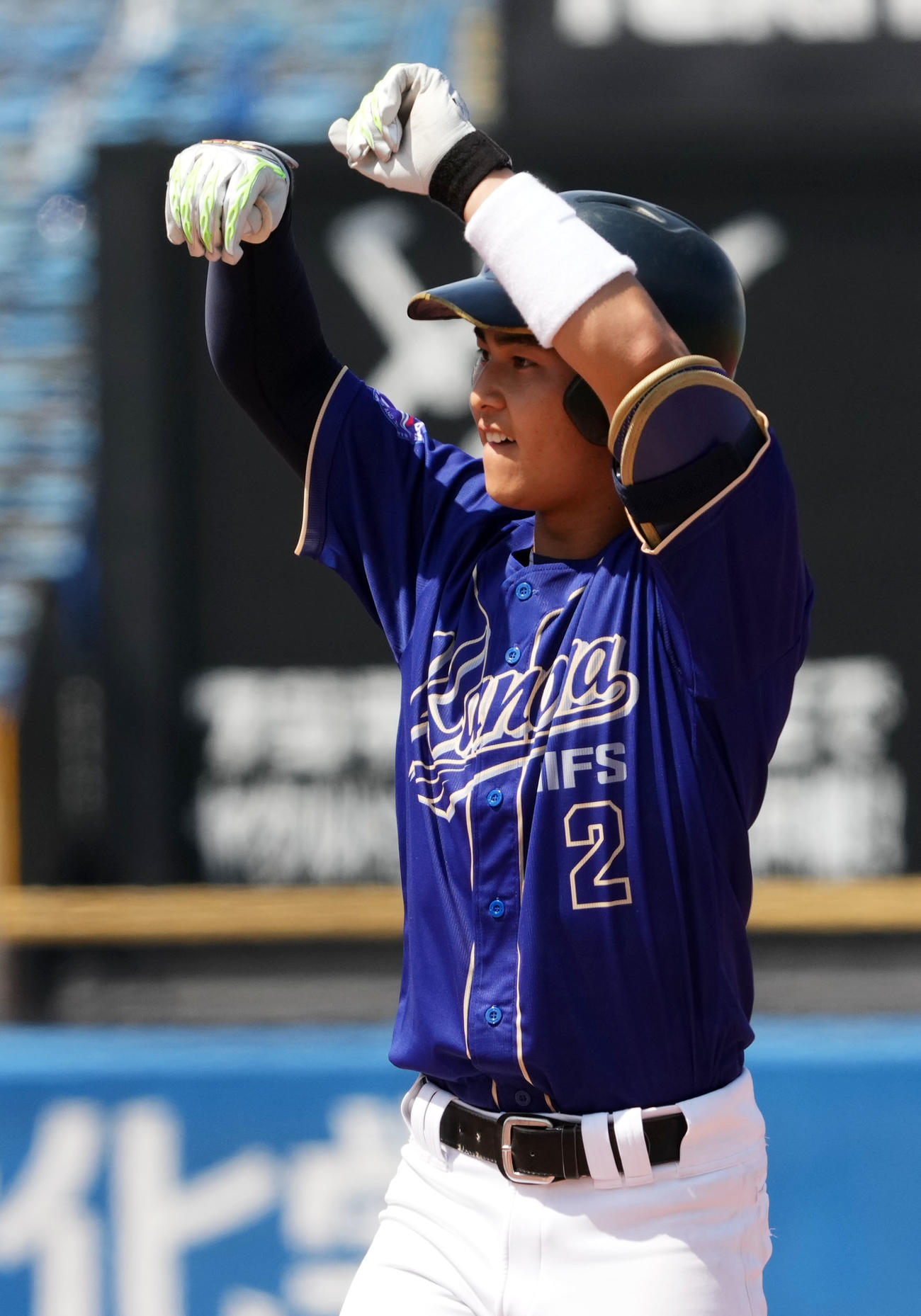 高知工科大対鹿屋体育大　8回裏鹿屋体育大2死三塁、左前適時打を放ちポーズを決める川瀬（撮影・横山健太）
