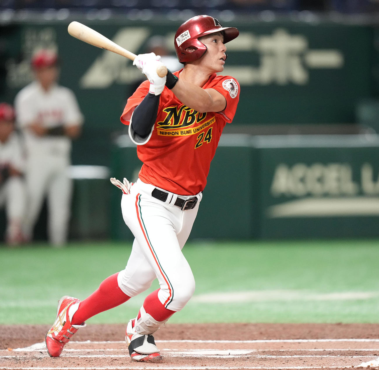 中部学院大対日本文理大　1回裏日本文理大無死、右越えに先頭打者本塁打を放つ東門（撮影・鈴木みどり）