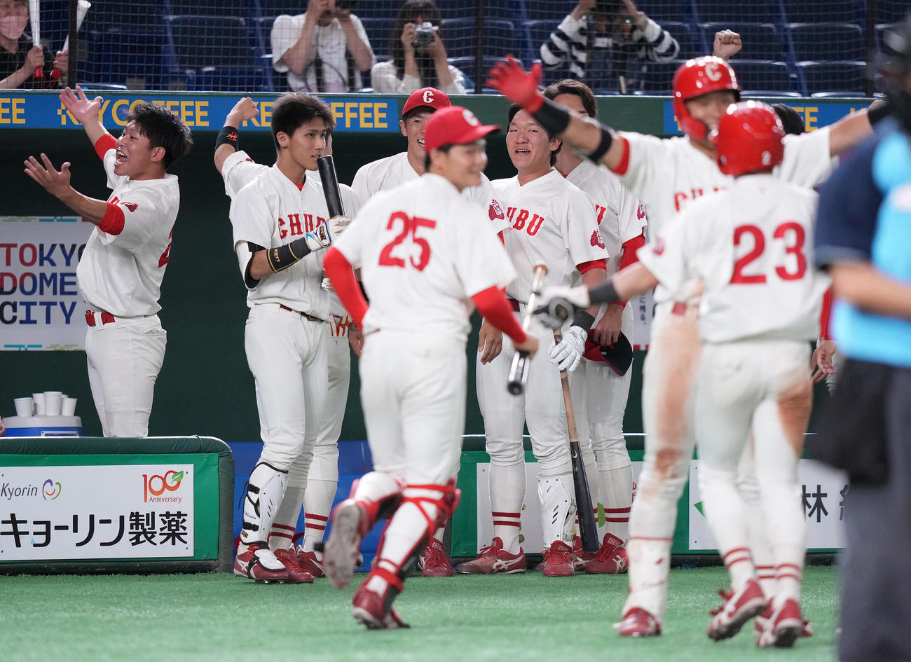 中部学院大対日本文理大　9回表中部学院大2死一、三塁、森の右前適時打に沸くベンチ（撮影・鈴木みどり）
