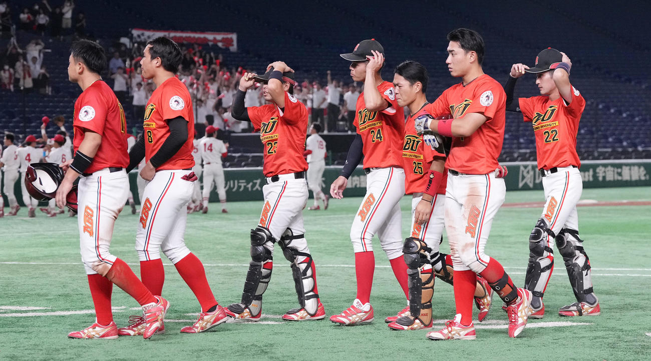 中部学院大対日本文理大　延長で中部学院大に敗れ、肩を落とす日本文理大ナイン（撮影・鈴木みどり）