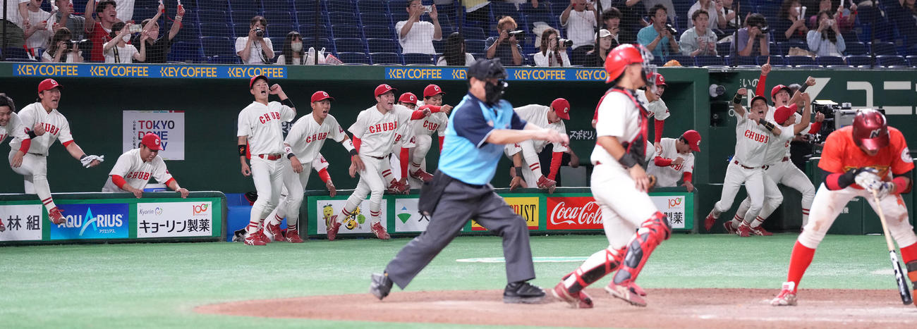 中部学院大対日本文理大　日本文理大に延長で勝利し、喜ぶ中部学院大ベンチ（撮影・鈴木みどり）