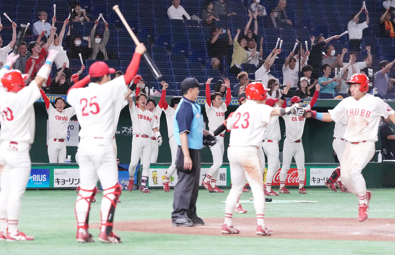 中部学院大対日本文理大　タイブレークの11回表中部学院大1死一、二塁、森の右2点適時三塁打に沸くベンチ（撮影・鈴木みどり）