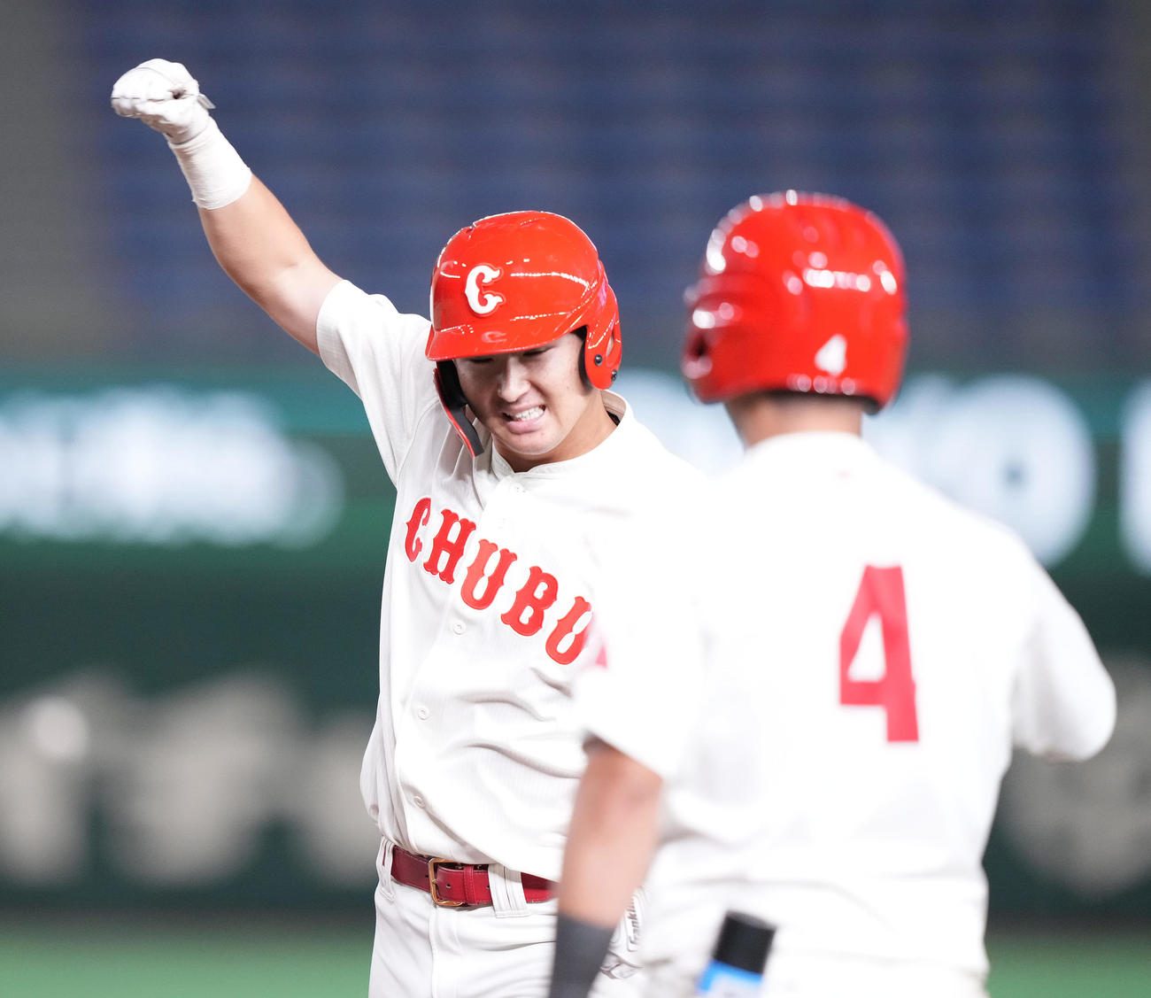中部学院大対日本文理大　9回表中部学院大2死一、三塁、右前適時打を放ちガッツポーズする森（撮影・鈴木みどり）