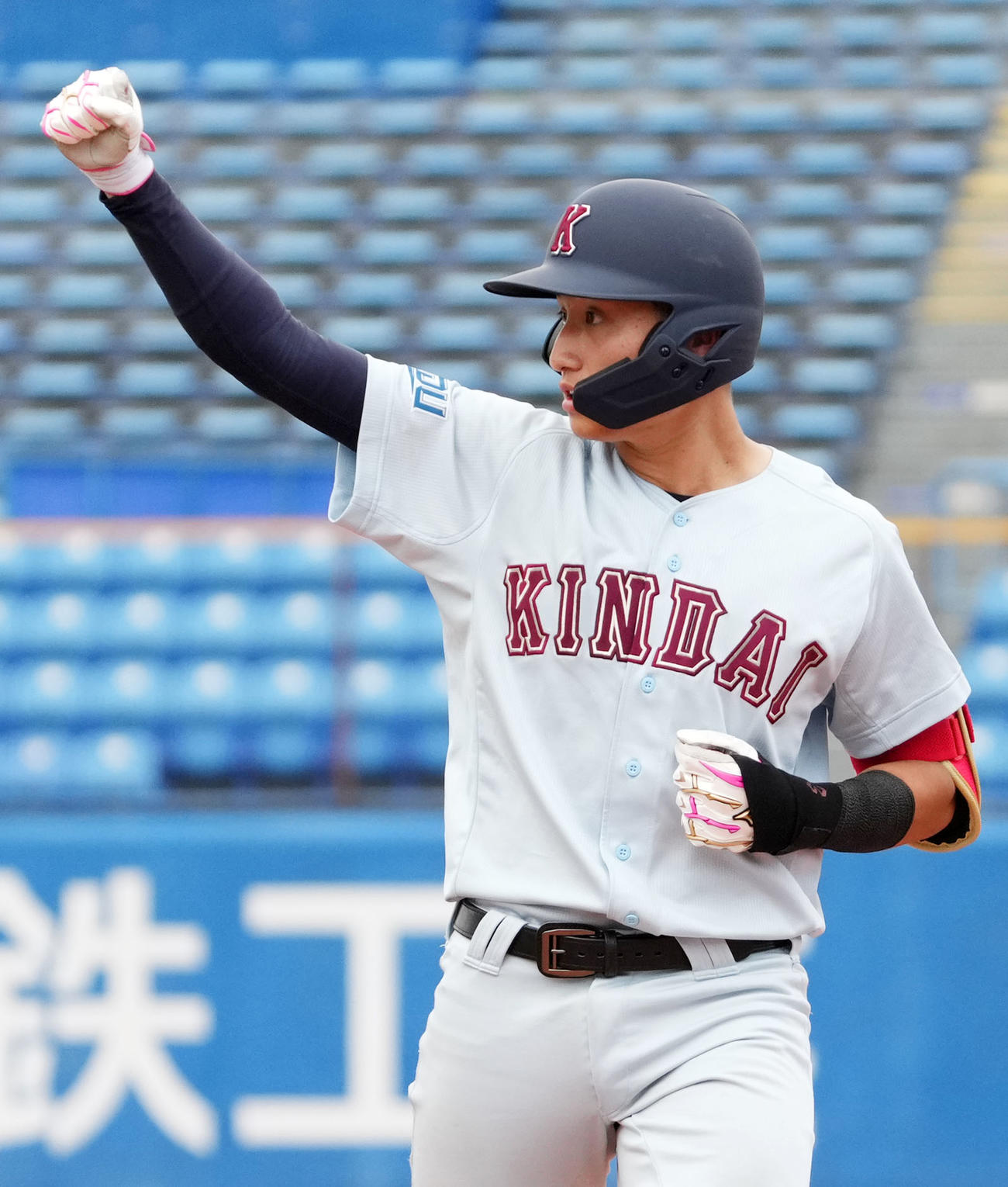 福井工大対近大　4回裏近大2死三塁、左前適時打を放ちガッツポーズする中丸（撮影・横山健太）